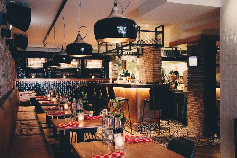 Het interieur van The Chicken Bar met de rotisserie en de bar