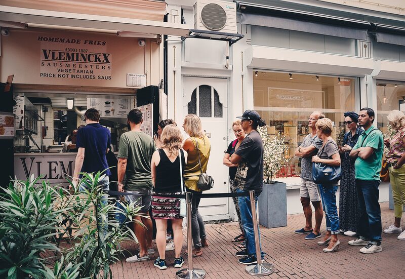Voetboogstraat with the queue at Vleminckx, a few doors down